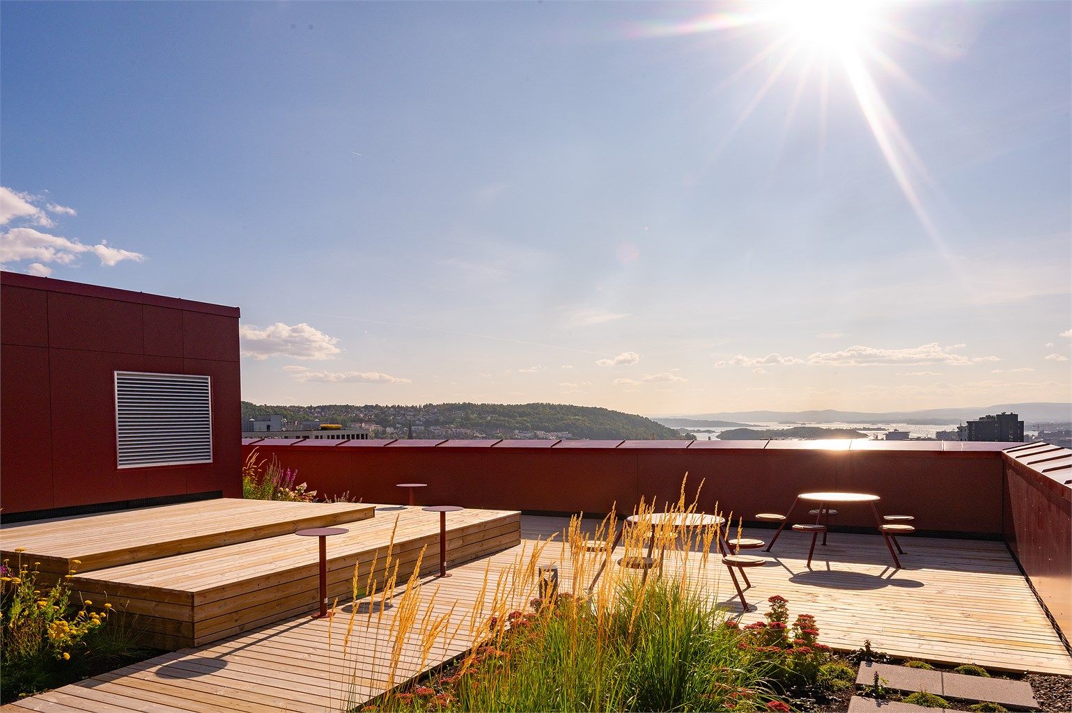 Felles takterrasse med utsikt over fjorden og rikelig med sitteplasser.