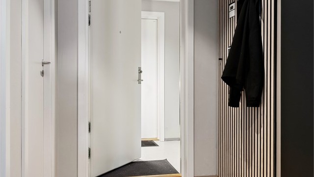 Leiligheten har balansert ventilasjon som sikrer et godt inneklima. Aggregatet er plassert i himlingen i gangen.