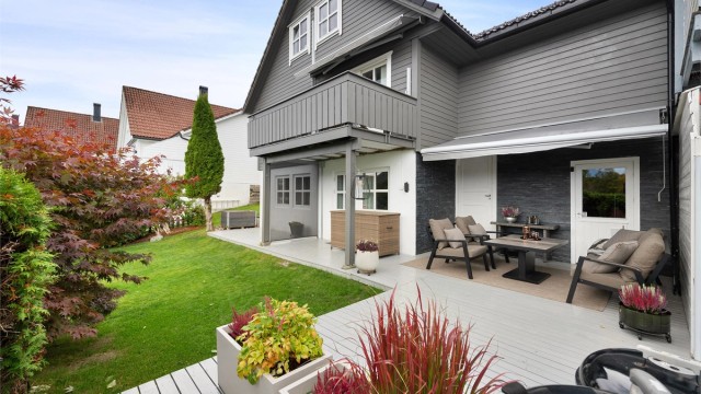 Pent opparbeidet markterrasse og skjermet hage i underetasjen