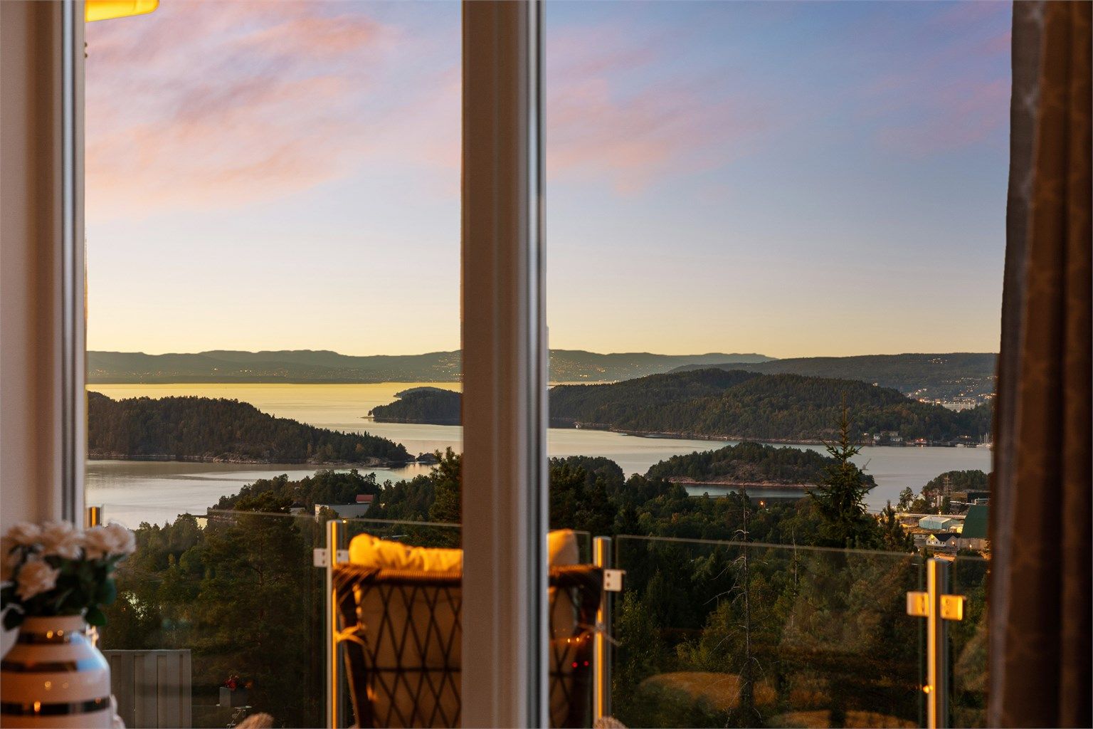 Flott utsikt fra stuen og terrasse 