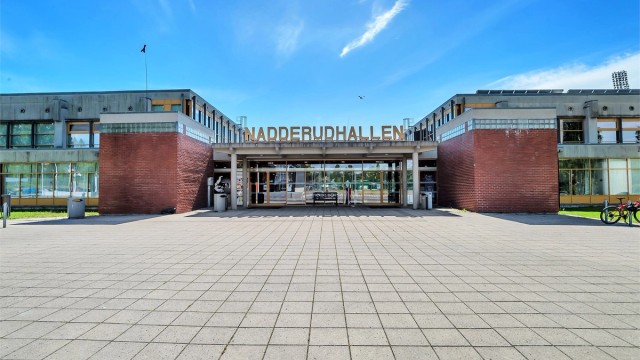 Kort gåavstand til Nadderud idrettsanlegg med svømmehall, løpebane, fotball- og tennisbaner samt treningssenter.