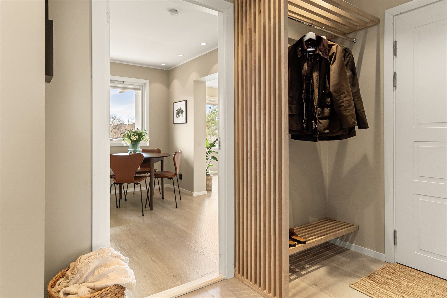 - Det første som møter deg over dørstokken er en romslig entré med plass til å henge fra seg yttertøy -