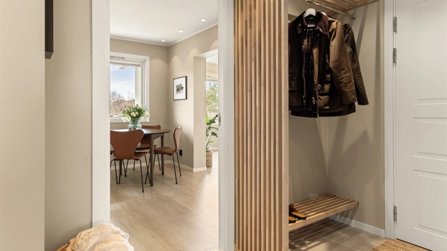 - Det første som møter deg over dørstokken er en romslig entré med plass til å henge fra seg yttertøy -