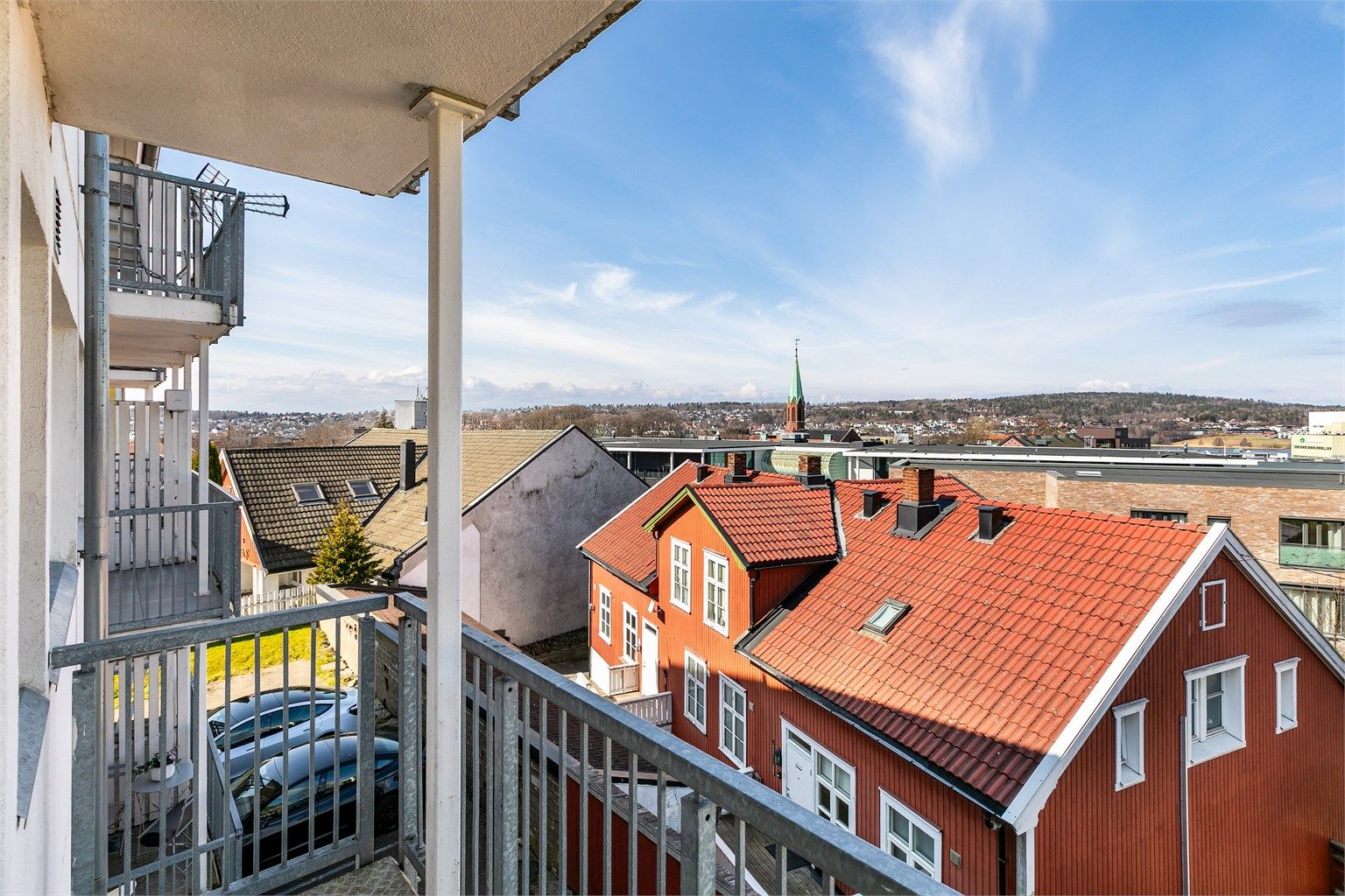 Leiligheten inngår i andre etasje hvor det er fin utsikt å se, blant annet til Jeløy i vest. Fotograf; Børge Oppegård.