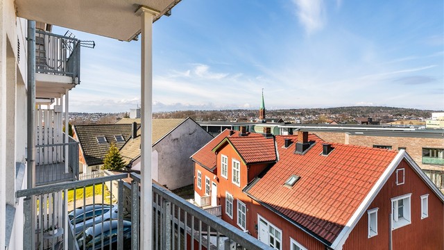 Leiligheten inngår i andre etasje hvor det er fin utsikt å se, blant annet til Jeløy i vest. Fotograf; Børge Oppegård.