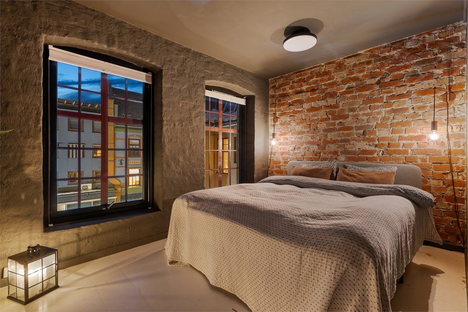 Hovedsoverommet har god størrelse med plass til dobbeltseng og garderobeløsning, og den eksponerte teglsteinsveggen gir rommet en særegen og urban atmosfære.