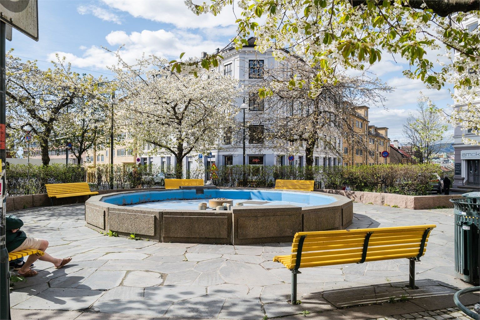 Leiligheten ligger like ved Sørli Plass, et trivelig lite torg ved Enerhaugen der trær blomstrer og nærbefolkningen møtes. 