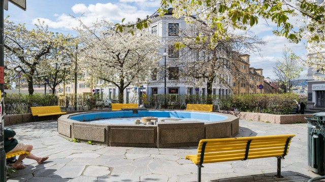 Leiligheten ligger like ved Sørli Plass, et trivelig lite torg ved Enerhaugen der trær blomstrer og nærbefolkningen møtes.