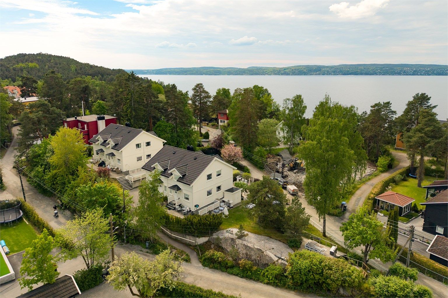 Velkommen til Bjerkefaret 2A og denne flotte halvpart tomannsboligen med stor og solrik hage. Presentert av Christoffer S. Akerjordet og Krogsveen Nordstrand. Foto: Lars Gartå