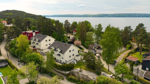 Velkommen til Bjerkefaret 2A og denne flotte halvpart tomannsboligen med stor og solrik hage. Presentert av Christoffer S. Akerjordet og Krogsveen Nordstrand. Foto: Lars Gartå