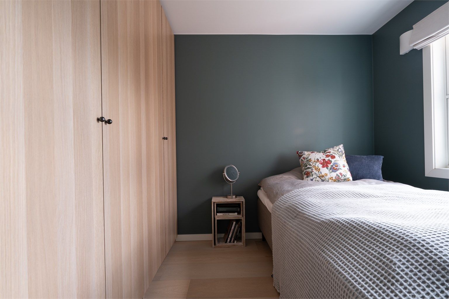Det andre soverommet har god plass til foretrukket seng, nattbord og garderobeskap.