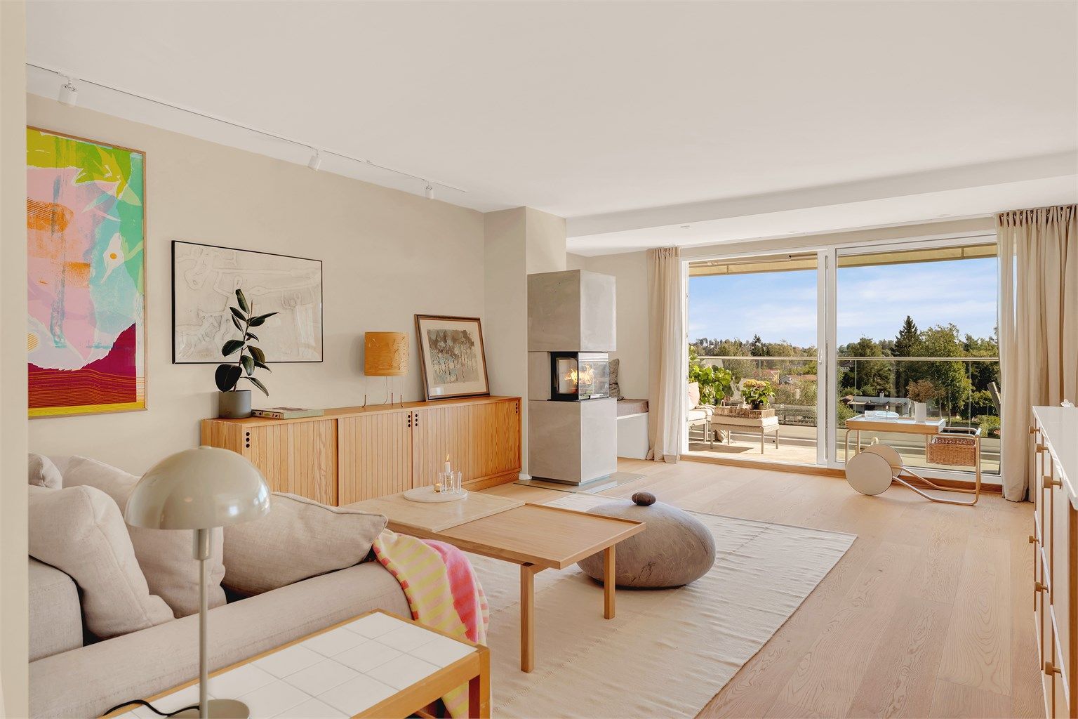 Stuen oppleves lys og luftig, takket være store vindusflater som slipper inn rikelig med dagslys. Som hjørneleilighet med gjennomgående planløsning får du lysinnslipp fra hele tre sider. 