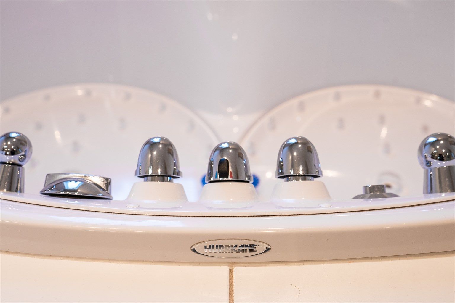 Badekaret er utstyrt med massasjedyser.