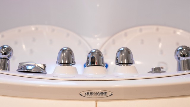 Badekaret er utstyrt med massasjedyser.