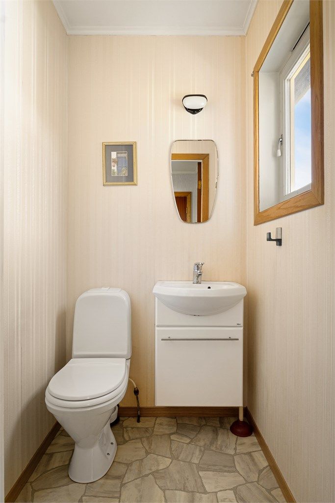 Enkelt WC-rom ved inngangsparti