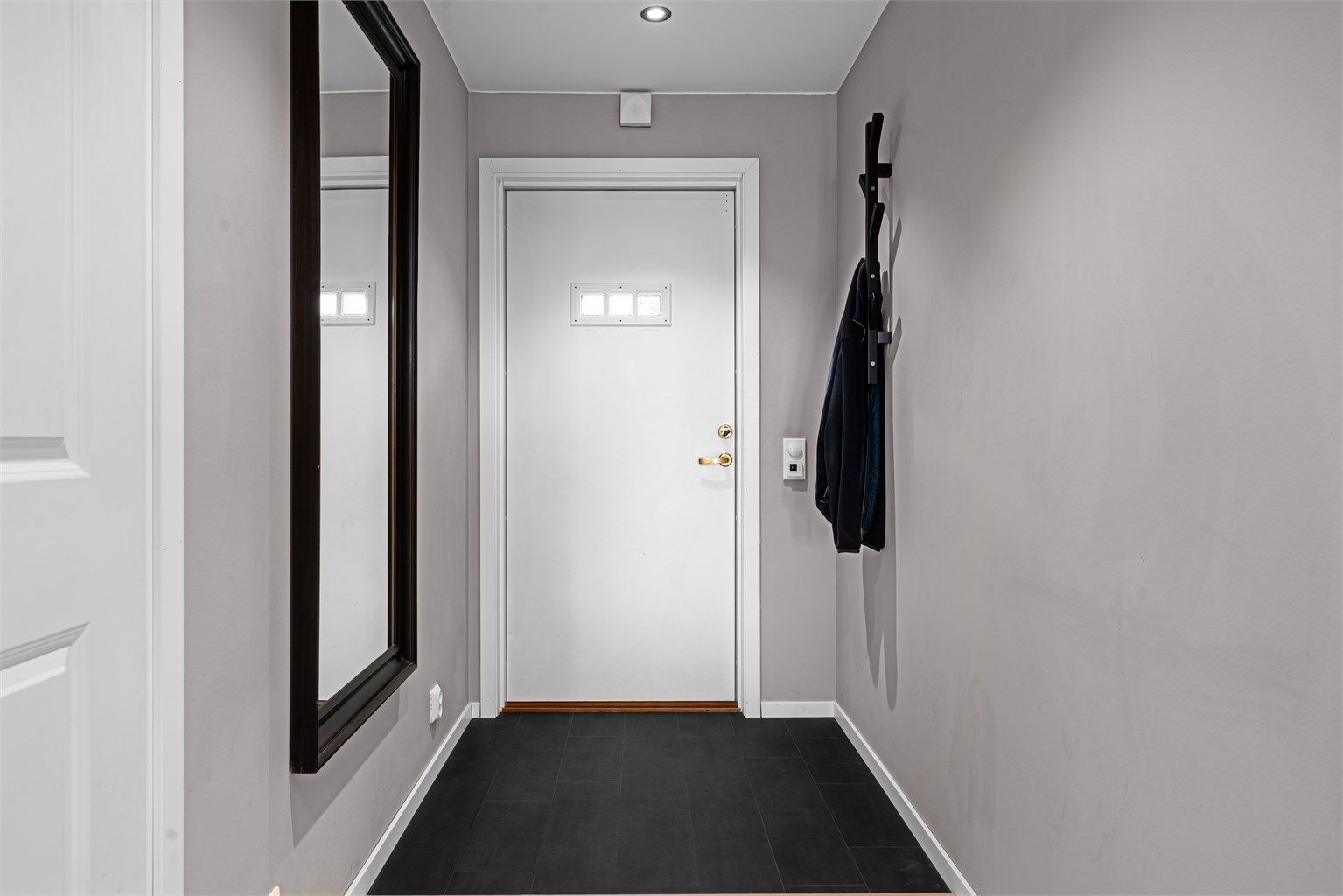Entréen har elektrisk gulvvarme og nedsenket himling med downlights, begge fra 2023.
