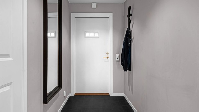 Entréen har elektrisk gulvvarme og nedsenket himling med downlights, begge fra 2023.