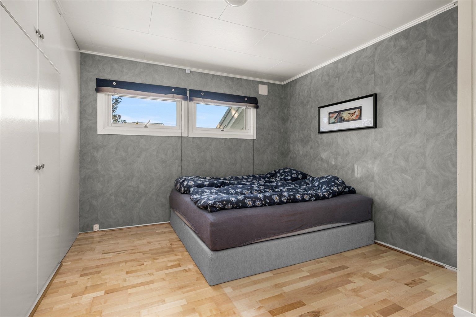 Romslig soverom på 11,5 kvm med god plass til dobbeltseng og garderobeløsning. Et behagelig og funksjonelt hovedsoverom.