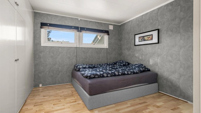 Romslig soverom på 11,5 kvm med god plass til dobbeltseng og garderobeløsning. Et behagelig og funksjonelt hovedsoverom.