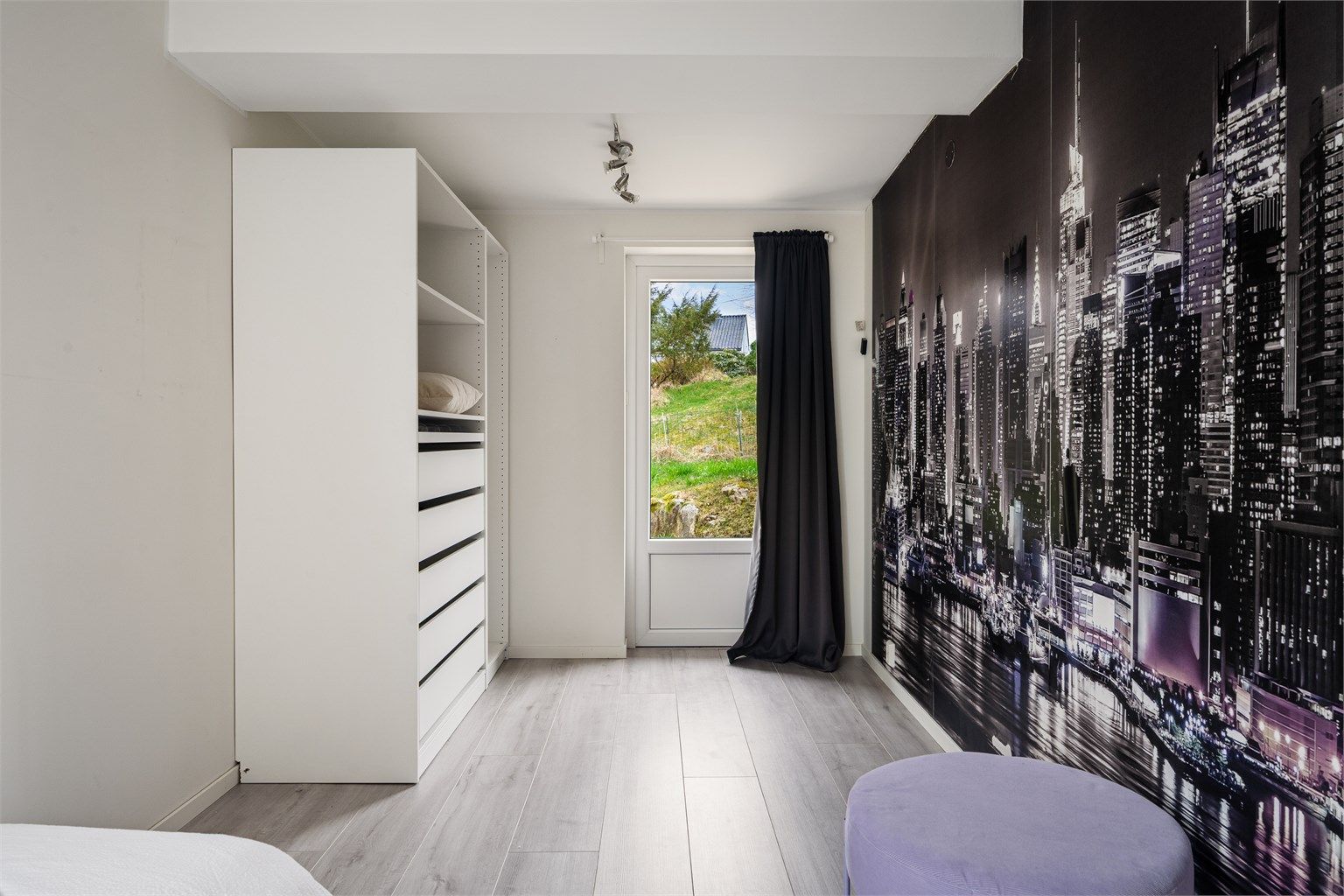 Soverom 3 har også til boligens bakside med terrassedel. Dette rommet ble utvidet ifbm. påbygget i 2019.