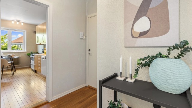 Romslig entré med god plass for yttertøy