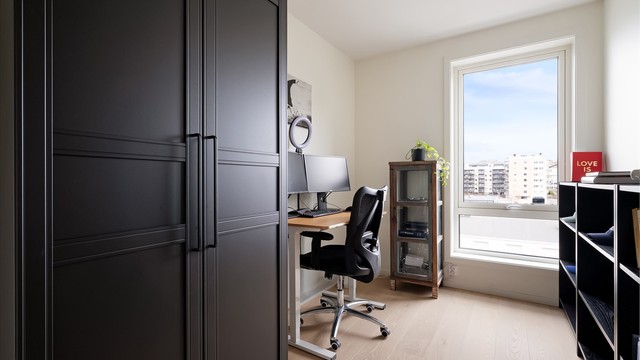 Det andre soverommet har plass til seng og garderobe.