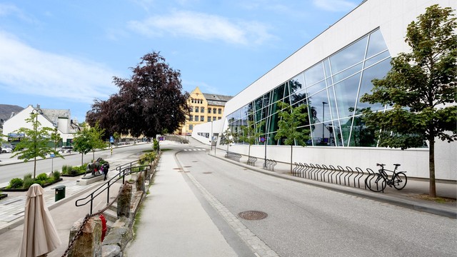 Rett over gaten ligger det nye Bybadet, og Byparken er kun en kort spasertur unna.