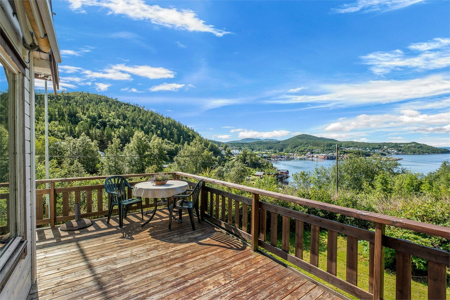 Romslig veranda med gode møbleringsmuligheter og fin plass til å nyte lange sommerdager.