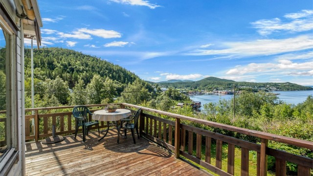 Romslig veranda med gode møbleringsmuligheter og fin plass til å nyte lange sommerdager.