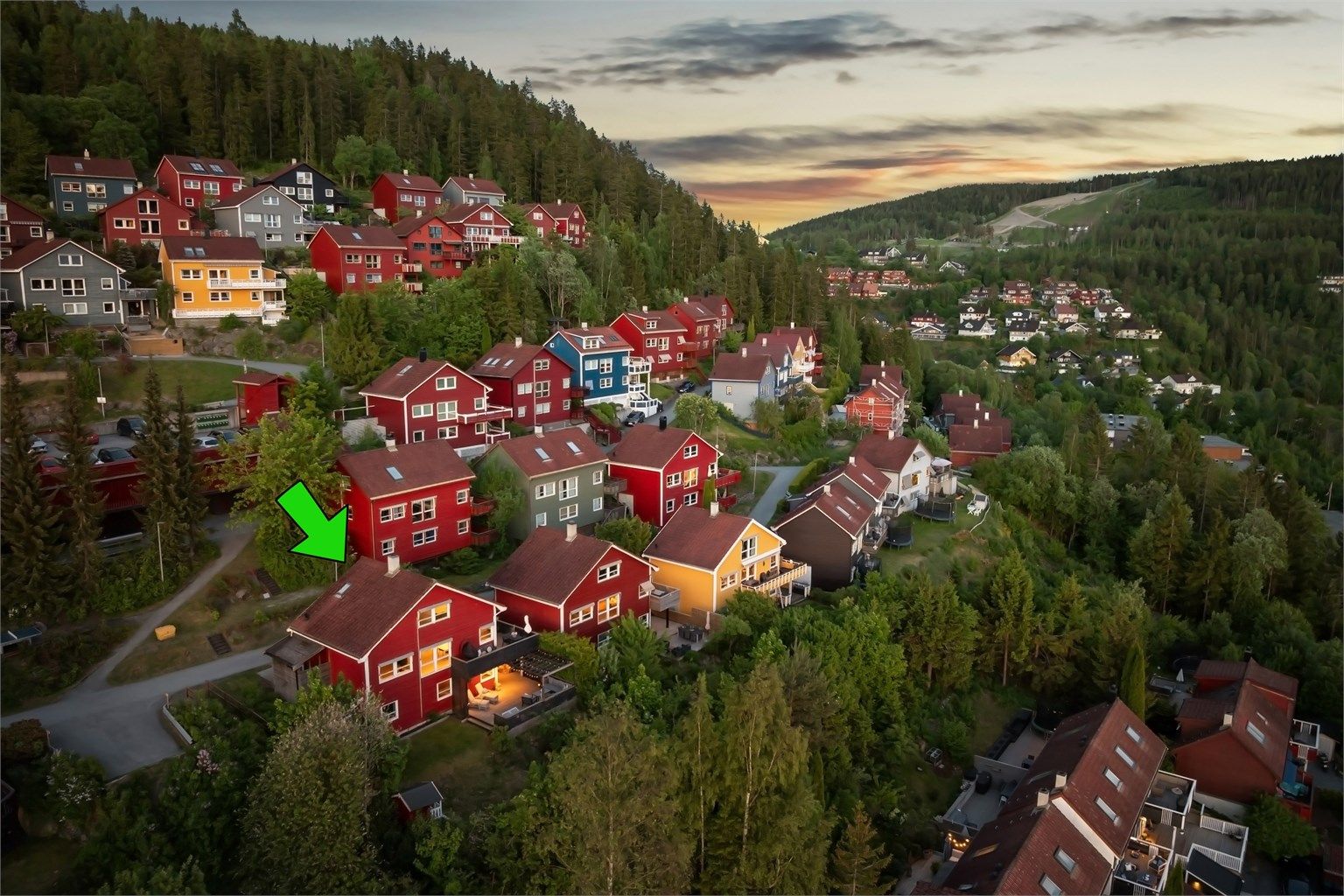 Med det som trolig er den beste beliggenheten på feltet, kombinerer boligen utsikt, solforhold og nærhet til alt det viktigste for en familiehverdag