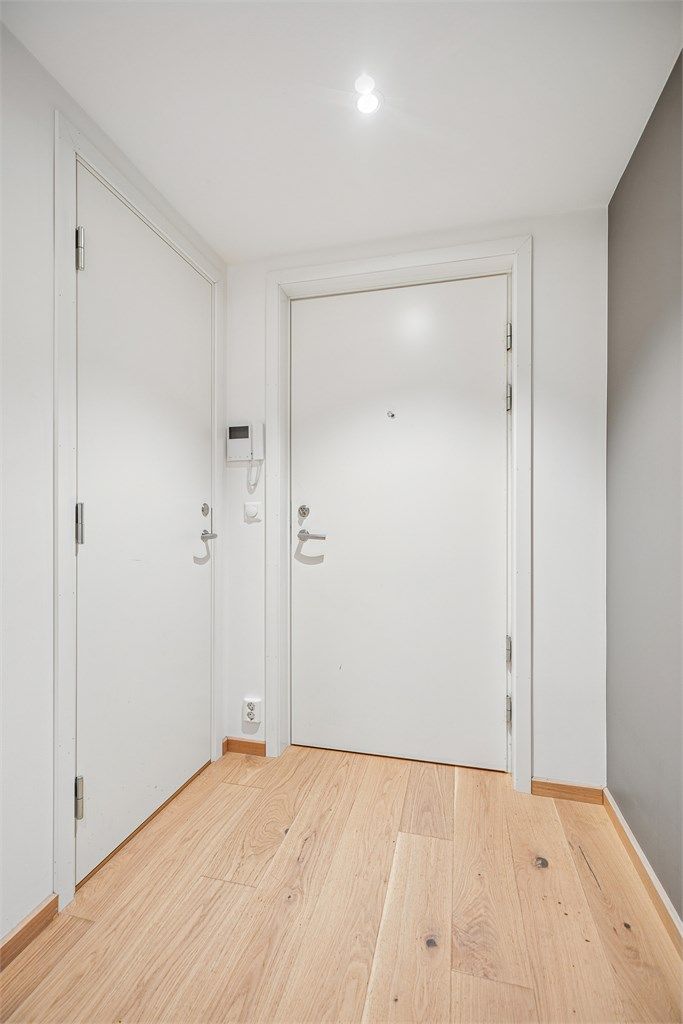 Adkomst fra entré til teknisk rom. 