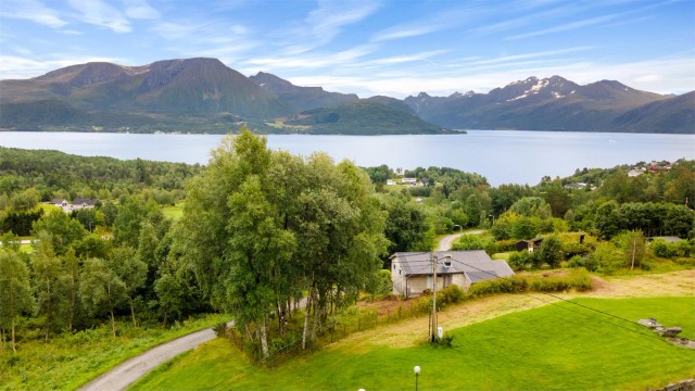 Dronebilde tatt fra nord mot syd med flott utsikt over fjord og fjell