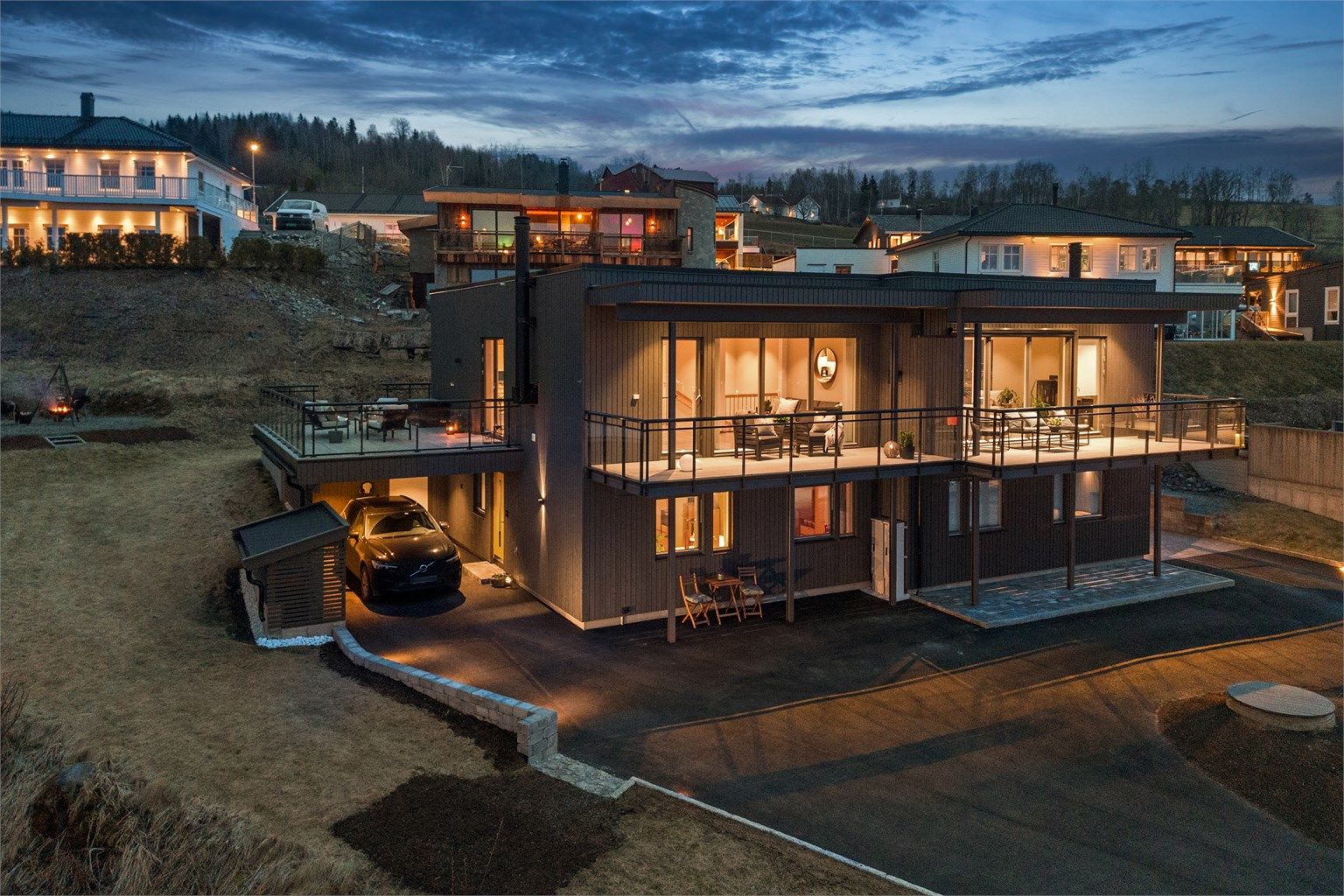 Velkommen til Lille Almerudvegen 10A - Tomannsbolig over to plan fra 2018. 