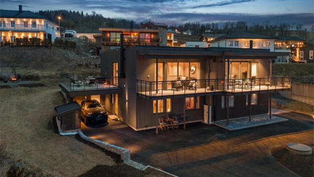 Velkommen til Lille Almerudvegen 10A - Tomannsbolig over to plan fra 2018.