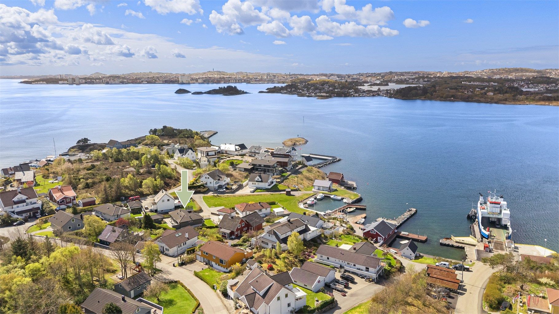 Fra fergeleiet er det gode forbindelser inn til Stavanger sentrum med båtavgang 2 ganger i timen