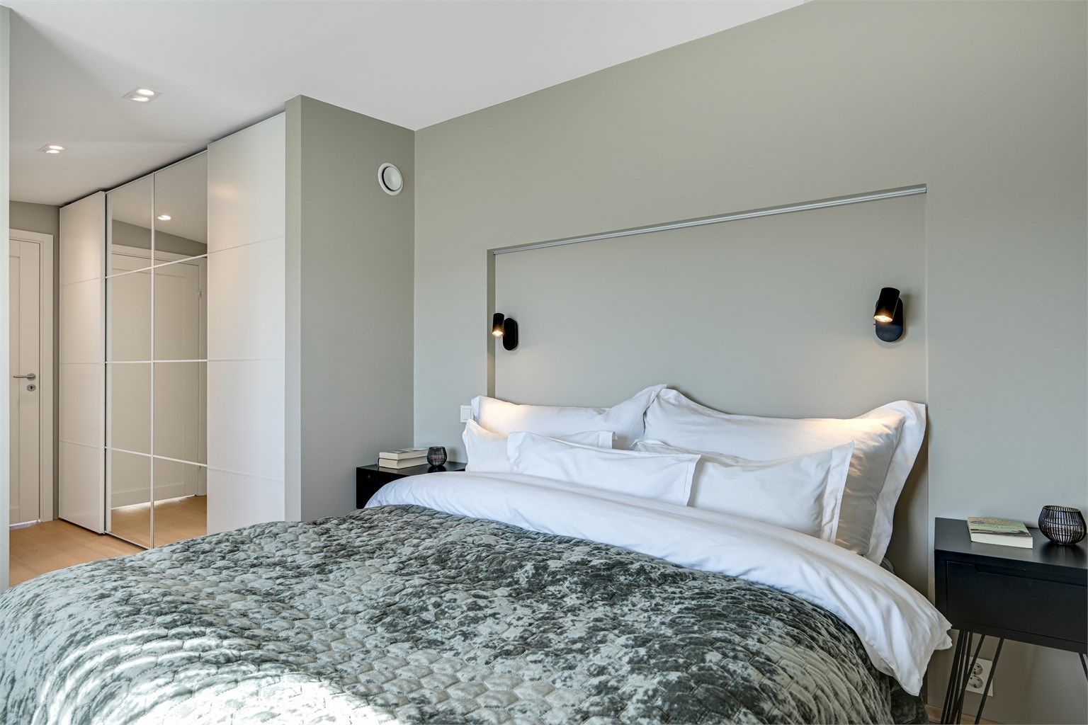 Rommet har en stor garderobeløsning med speilfronter.