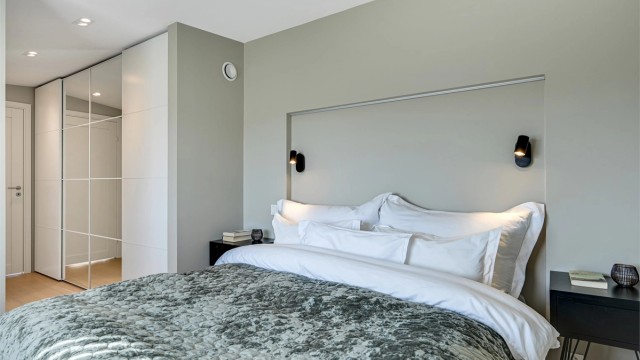 Rommet har en stor garderobeløsning med speilfronter.