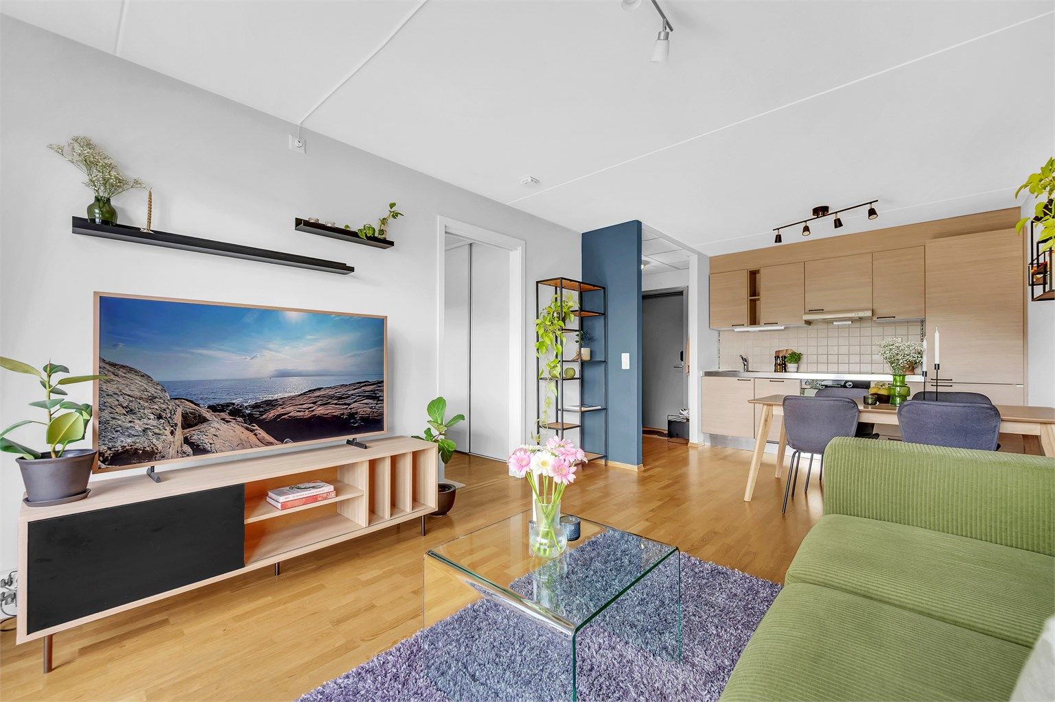 Kjøkkenet er holdt i en sosial, åpen løsning mot stuen.