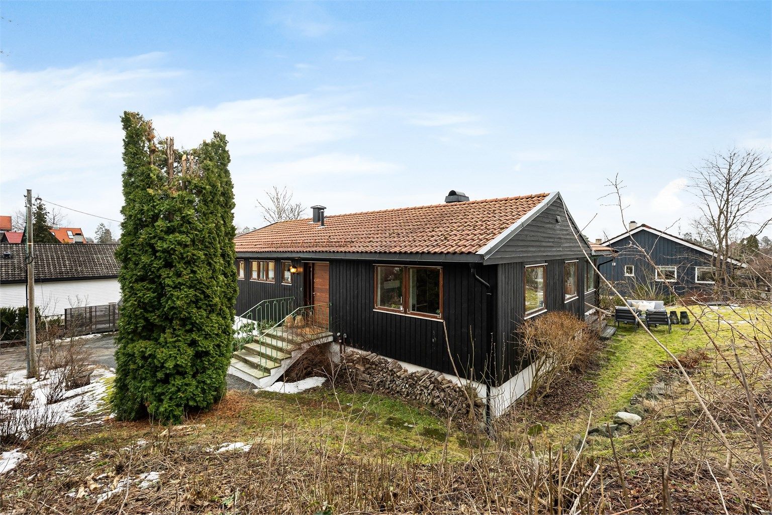 En stor enebolig med betydelig potensial, beliggende på en eiertomt på 1035 m² i et attraktivt villastrøk.