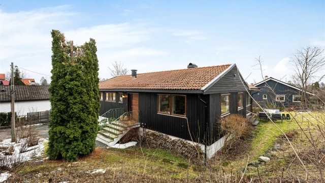 En stor enebolig med betydelig potensial, beliggende på en eiertomt på 1035 m² i et attraktivt villastrøk.