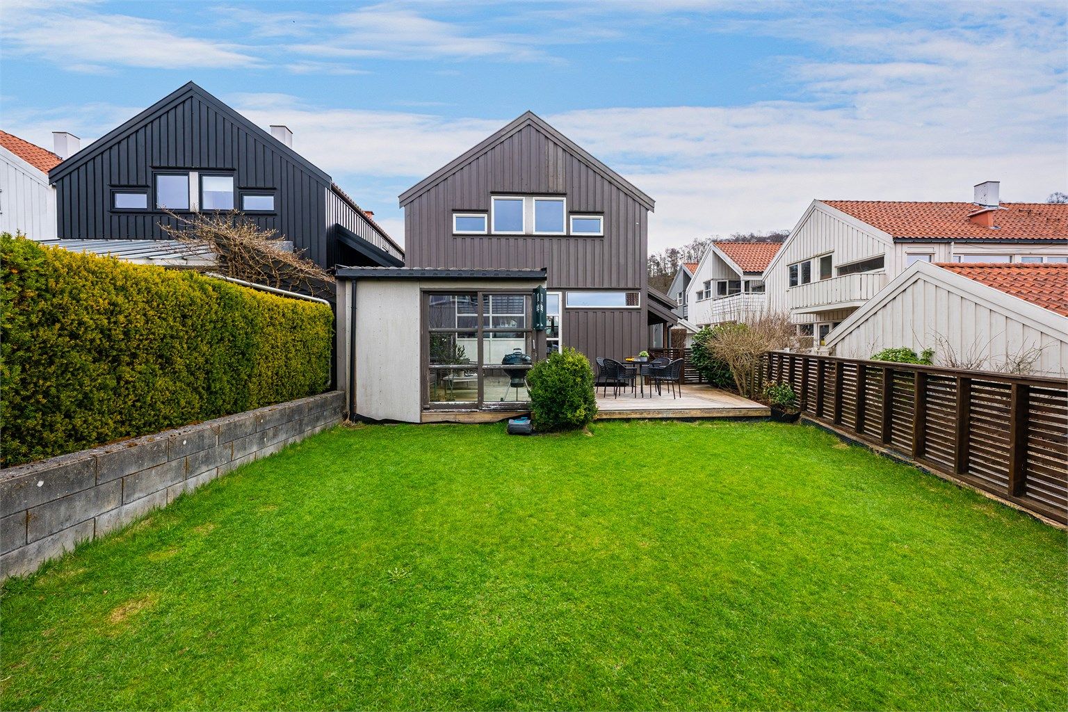 Hagen er inngjeredet og har plass til både hagemøbler, grill og trampoline om ønskelig. 
