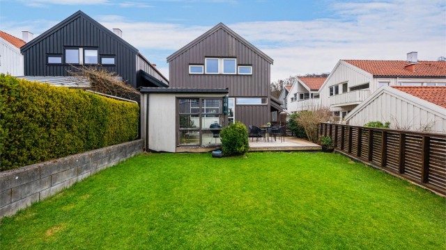 Hagen er inngjeredet og har plass til både hagemøbler, grill og trampoline om ønskelig.