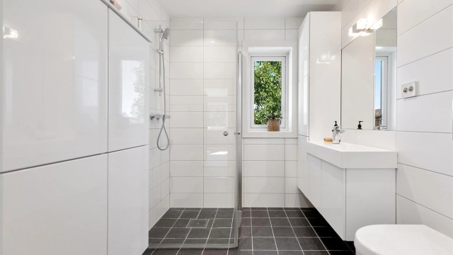 Det andre badet i etasjen har dusjhjørne