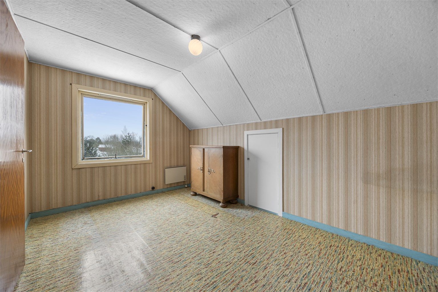 Soverommene på loftet har gulvbelegg og tapetserte flater.