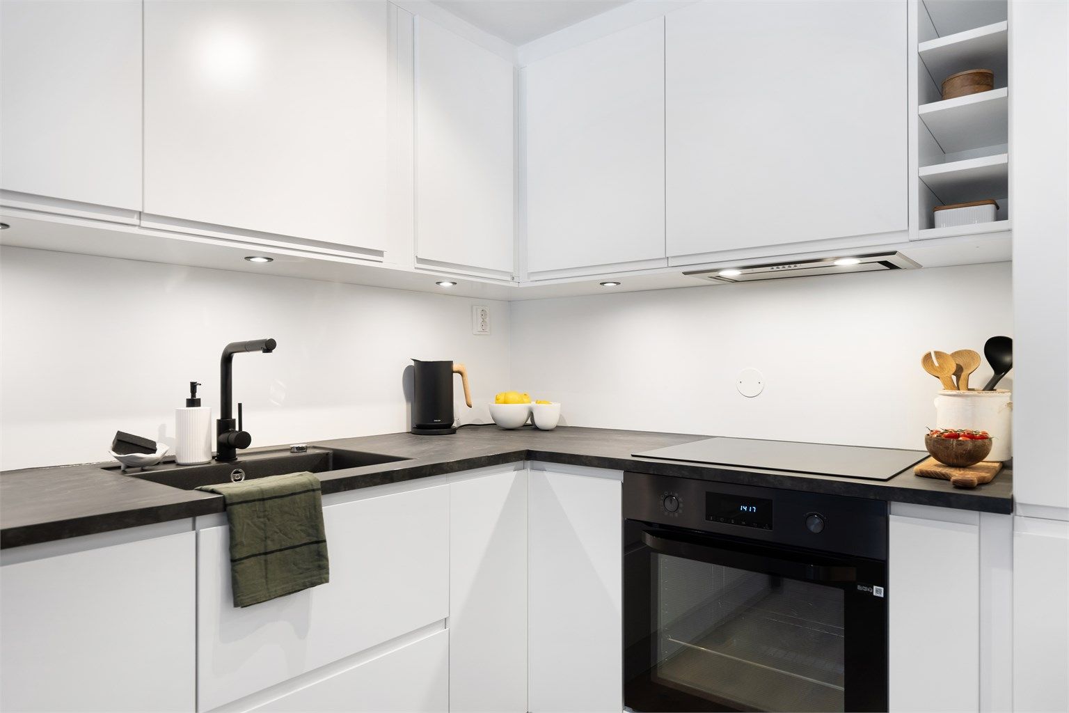 Samsung integrert stekeovn, Samsung platetopp induksjon, Samsung integrert kjøleskap/fryser, Logik integrert oppvaskmaskin, Electrolux integrert ventilator. Det ble alle kjøpt i 2022.