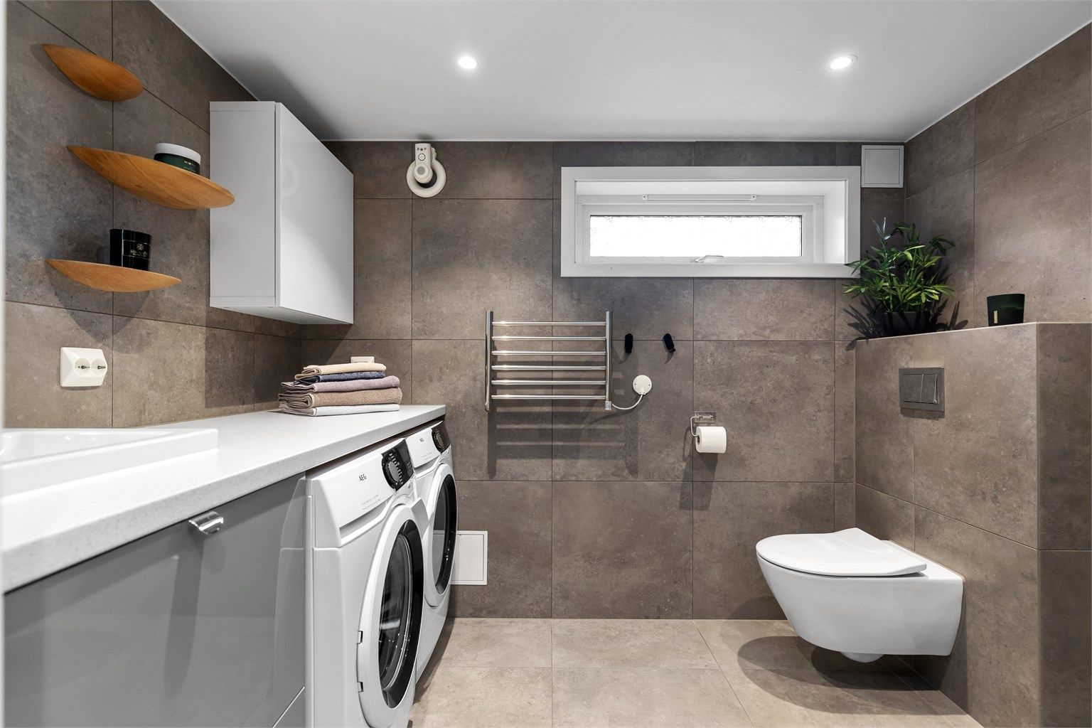 Rommet er helfliset, har vegghengt toalett og downlights i taket. Vannrør er av typen rør-i-rør.