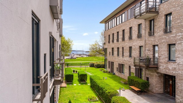 Utsikt forbi promenaden, Nupenparken, gjestehavnen og innseilingen til Kristiansand