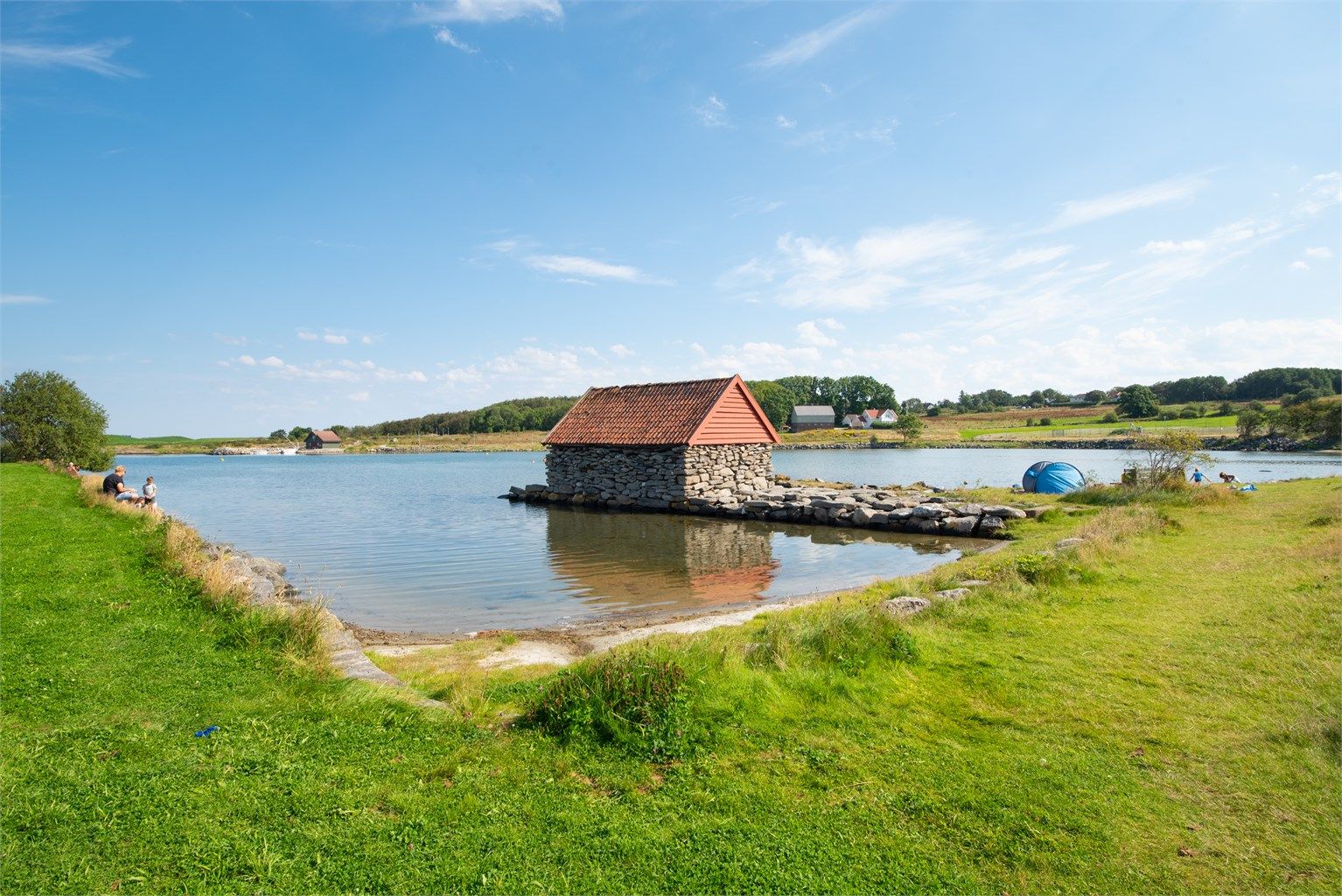 Bunnen er langgrunn og flott for barn