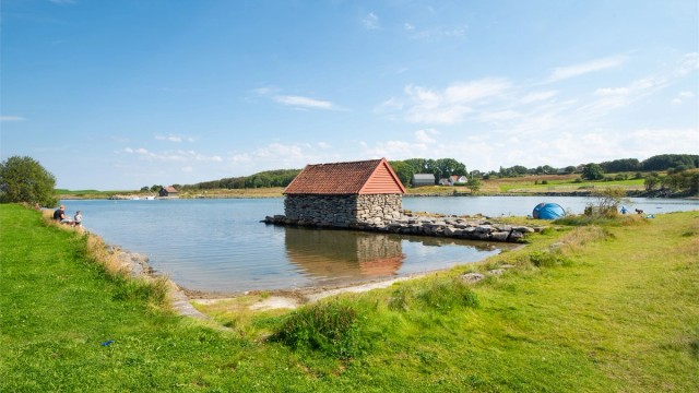 Bunnen er langgrunn og flott for barn