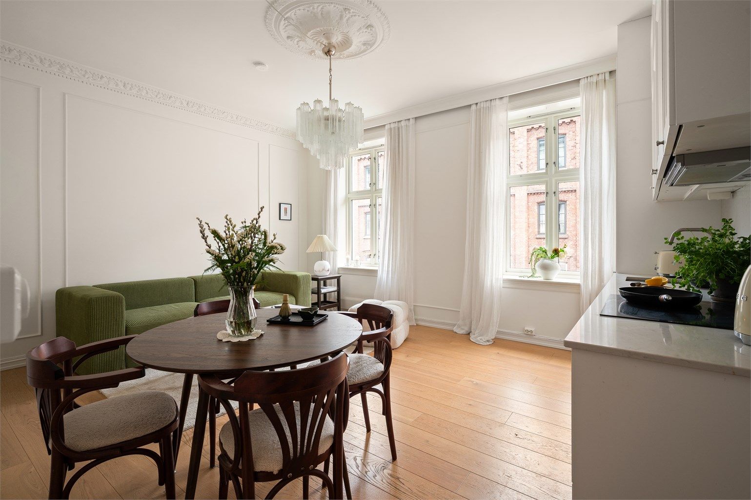 Leiligheten har flotte klassiske detaljer som original rosett og stukkatur, og har en fin beliggenhet i rolig sidegate på Grünerløkka.